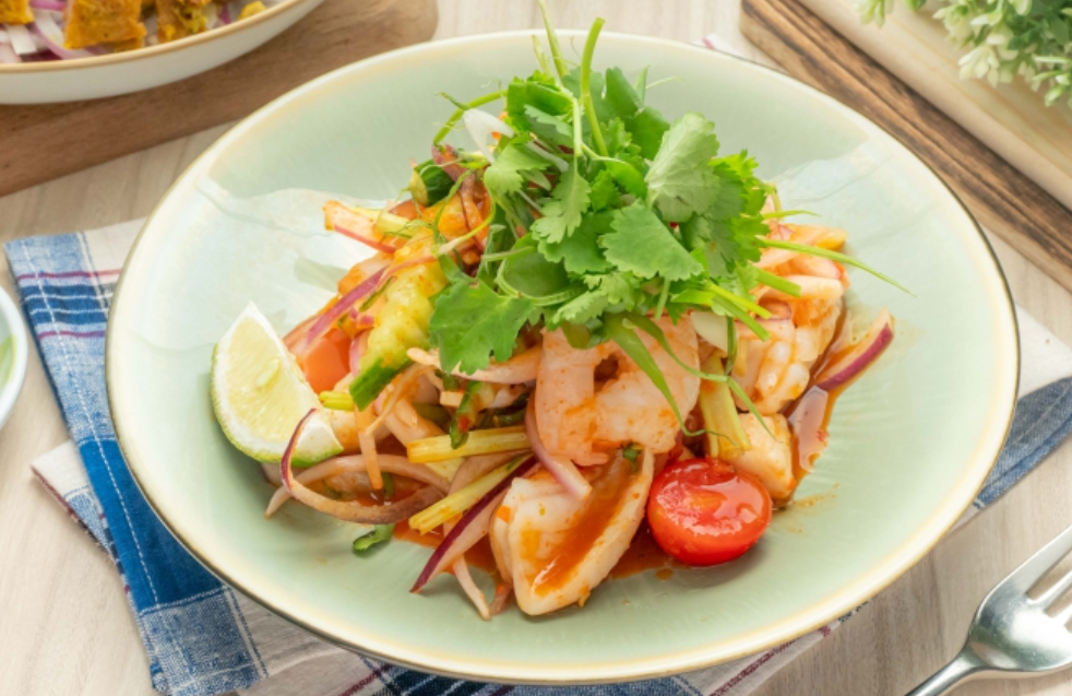 台北泰式料理推薦第三名：晶湯匙 涼拌海鮮。/ 來源：晶湯匙官網