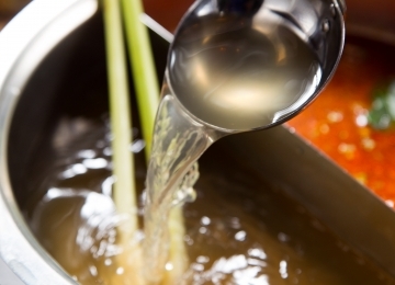 台中泰式料理推薦第三名：藍象廷泰鍋 鴛鴦鍋湯底。/ 來源：藍象廷泰鍋 官網