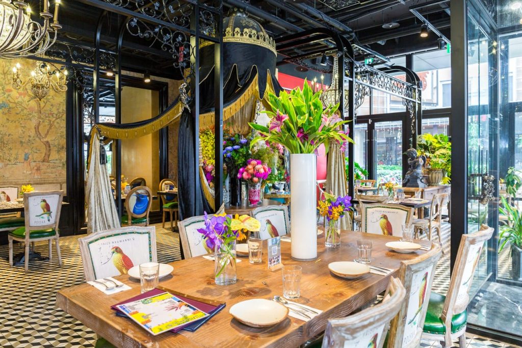 台中餐廳推薦top2：Thai j整體的用餐環境繽紛、被花草綠意包圍，猶如浪漫神秘的熱帶雨林。/ 來源：Thai j官網